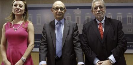 El ministro de Hacienda y Administraciones Públicas, Cristóbal Montoro (c), junto a los secretarios de Estado de Administraciones Públicas, Antonio Beteta, y Presupuestos, Marta Fernández Currás, al inicio de la reunión del Consejo de Política Fiscal y Financiera.