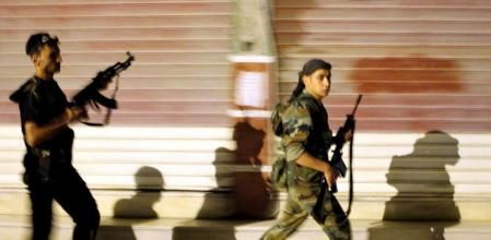 Rebeldes sirios patrullan por las calles de Alepo