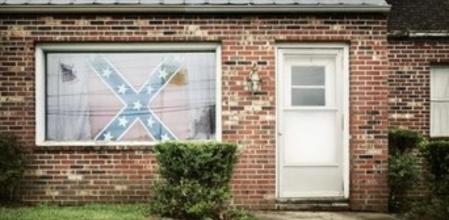 Presente. Una bandera de la Confederación -un símbolo sureño de Estados Unidos que se presta a interpretaciones- en una casa de Appomatox (Virginia)