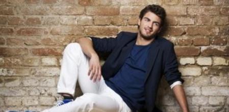 En poco tiempo, Maxi Iglesias ha cautivado al público juvenil, primero en televisión y luego en varios filmes; el último, de aventuras: El secreto de los 24 escalones