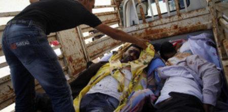 Un hombre muestra el rostro de uno de los nueve muertos hallados fuera de la ciudad de Anadan, en las afueras de Alepo, el pasado 6 de agosto de 2012