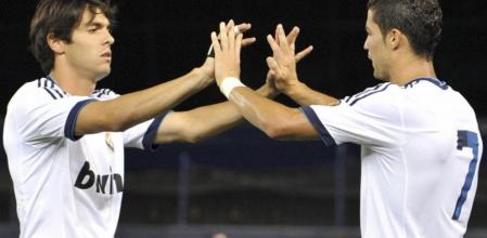 Cristiano Ronaldo celebra un gol ante el AC Milan con su compañero Kaka, en el Yankee Stadium del Bronx, Nueva York (EE.UU.)