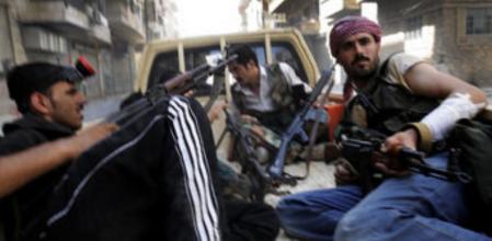 Soldados rebeldes empuñan sus armas durante la batalla contra las tropas del régimen de Bashar el Asad en el barrio de Saladino, Alepo