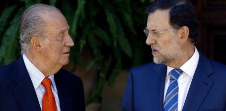 El rey Juan Carlos y el presidente del Gobierno, Mariano Rajoy, durante la reunión en el Palacio de Marivent del pasado año.