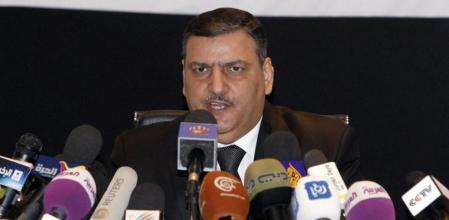 El depuesto primer ministro sirio Riyad Hijab abandona la sala donde ha dado una conferencia de prensa en Amman (Jordania)