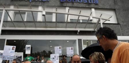 El diputado general de Gipuzkoa, Martín Garitano (3 dcha); el alcalde de San Sebastián, Juan Karlos Izagirre (2 izda); el diputado de Amaiur Xabier Mikel Errekondo (dcha), y el histórico militante de la izquierda abertzale Tasio Erkizia