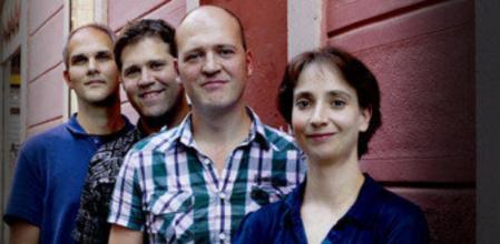 Jonathan Brown, Abel y Arnau Tomàs y Vera Martínez, ayer en Gràcia