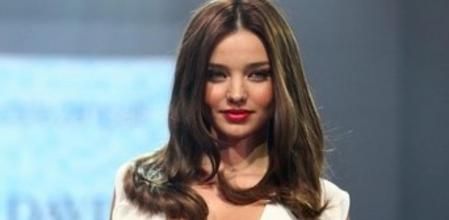 La modelo Miranda Kerr exhibe un diseño de Carla Zampatti durante el desfile de la colección primavera-verano 2013 de David Jones.