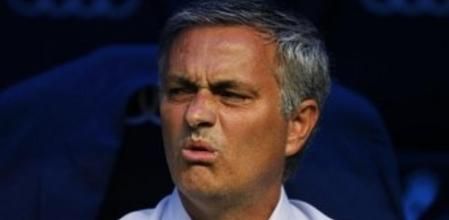 El técnico del Real Madrid, José Mourinho, durante el partido que ha enfrentado a los blancos al Valencia