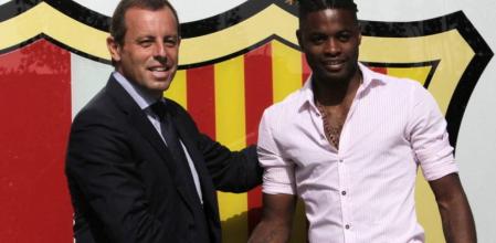 El presidente del Fc. Barcelona Sandro Rosell (i), saluda al centrocampista camerunés Alex Song quién ha firmado esta tarde el contrato que le ligará al club azulgrana para las próximas cinco temporadas