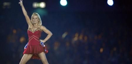 Geri Halliwell durante la actuación en la ceremonia de clausura de los Juegos Olímpicos de Londres 2012