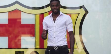 Alex Song ya ha posado frente a las Oficinas del FC Barcelona
