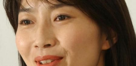 Nacida en la provincia de Yamanashi (centro de Japón) en 1967, Yamamoto se graduó en la Universidad de Tsuru y se unió a la agencia independiente de noticias Japan Press en 1995