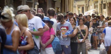 Cola de turistas para acceder al Museo Picasso, en una imagen de archivo