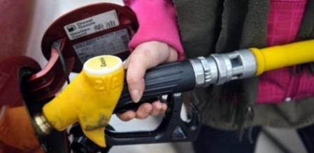 Un surtidor de carburante en una gasolinera