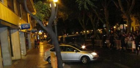 Los consejeros del PP en el consejo de administración de Radiotelevisión Valenciana (RTVV) han abandonado en la madrugada de este miércoles la sede de la dirección del ente, tras la aprobación del ERE que afecta a 1.198 trabajadores, protegidos por un cordón de la Policía Nacional y bajo una lluvia de huevos y otros objetos.