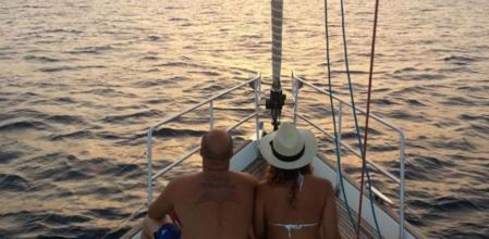 La pareja disfruta de unos días en Ibiza mientras esperan la llegada del que será su primer hijo.