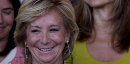 La presidenta de la Comunidad de Madrid, Esperanza Aguirre, visitando ayer, junto al Rey Juan Carlos, el Centro de Emergencia 112 en in Pozuelo de Alarcon