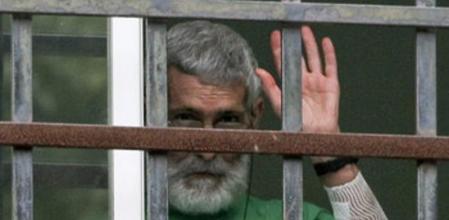 El preso de ETA Iosu Uribetxebarria Bolinaga asomado en la ventana de su habitación del Hospital Donostia.