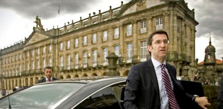 El presidente de la Xunta, Alberto Nuñez Feijóo, baja de su coche oficial en la Plaza del Obradoiro con la sede institucional de la Xunta y Ayuntamiento detrás. Archivo.