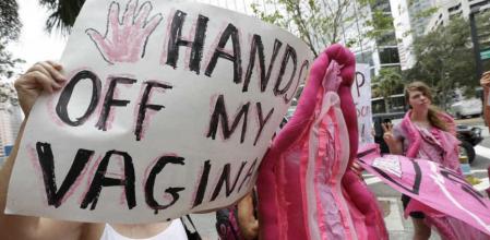 Protesta organizada por el colectivo CodePink, en Tampa, Florida. Cientos de manifestantes se reunieron en el centro de Tampa para marchar contra la Convención Nacional Republicana.
