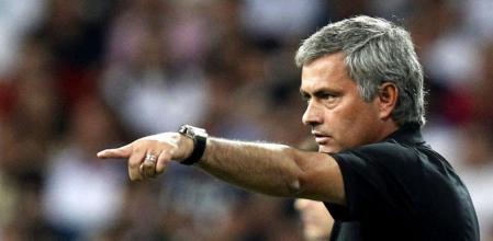 Madrid-Barça: Mourinho dirige a sus jugadores durante el partido