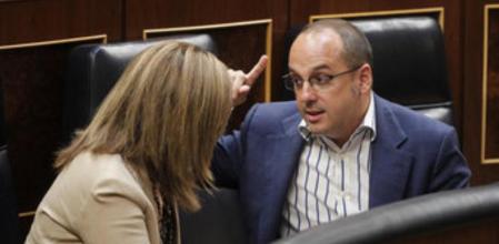 Carles Campuzano junto a la ministra Báñez, en el Congreso.