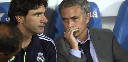 Karanca habla con Mourinho durante el partido que enfrentó al Real Madrid con el Getafe