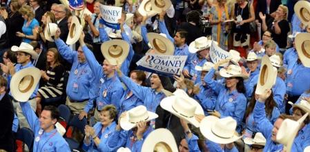 Otro mundo. Delegados de Texas en la convención republicana aclamando a la gobernadora de Nuevo México, Susana Martínez, en el momento en el que esta afirmaba con orgullo que llevaba un arma cuando era joven