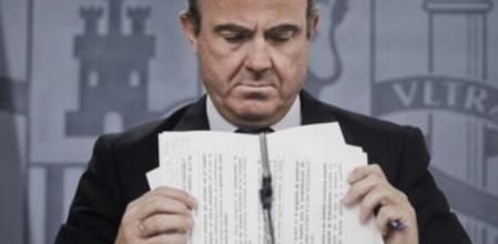 El titular de Economía, Luis de Guindos, en rueda de prensa