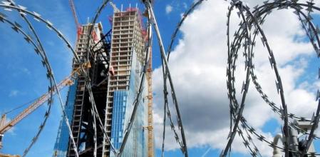 El edificio de Frankfurt al que el BCE llevará su sede a partir del 2014, protegido tras los alambres