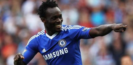 Michael Essien, nuevo jugador del Madrid, con la camiseta de su antiguo club, el Chelsea