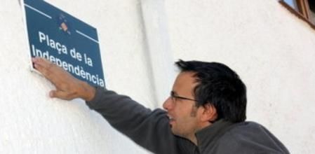 El momento del cambio de placa de la plaza de España por el de la Independencia en Tàrrega