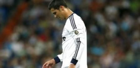 Cristiano Ronaldo, el delantero portugués del Real Madrid, se duele de una entrada durante el partido frente al Granada