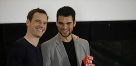 El actor Michael Fassbender y DavidVictori Blaya, ganador del premio'Your Film Festival', en el Festival de Venecia