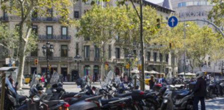 Uno de los males endémicos del Passeig de Gràcia es la ocupación de las aceras por parte de las motos, que dificultan el paso de peatones