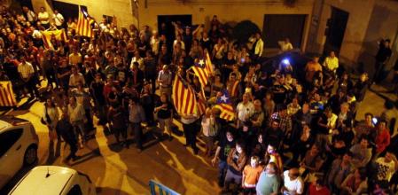 Unas 500 personas se han concentrado ante el Ayuntamiento de Sant Pere de Torelló para reclamar la independencia de Catalunya