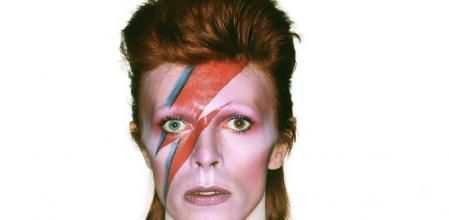 David Bowie posando para la portada de su disco 'Aladdin Sane', de 1973, diseñada por Brian Duffy y Celia Philo.
