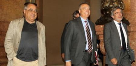 El hasta ahora presidente del grupo parlamentario socialista en el Parlament, Joaquím Nadal, el primer secretario del PSC, Pere Navarro, y el nuevo presidente del grupo del PSC en el Parlament, Xavier Sabaté.