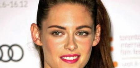 La actriz estadounidense y miembro de reparto Kristen Stewart posa a su llegada hoy, jueves 6 de septiembre de 2012, a la proyección de la película 'On The Road' durante la edición 37 del Festival Internacional de Cine de Toronto
