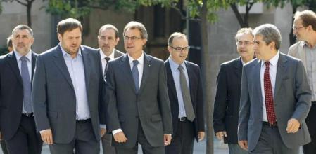 Mas se ha reunido en el Palau de la Generalitat con los representantes de ERC, Joan Puigcercós y Oriol Junqueras, el diputado Joan Laporta, los portavoces de CiU, Ramón Espadaler y Jordi Turull, el portavoz del Govern, y los líderes de ICV-EUiA, Joan Herrera y Jordi Miralles, para constituir el grupo de trabajo que hará el seguimiento de la negociación de la propuesta del pacto fiscal con el Gobierno