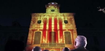 El Parlament de Catalunya ha inaugurado el nuevo aspecto de la fachada de su sede, con un escudo de Catalunya que tapa el anterior escudo de armas de Felipe V