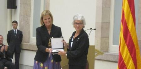 Núria De Gispert entrega La Medalla De Honor Del Parlament A Òmnium Cultural.