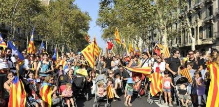 Familias con sus bebés en la manifestación independentista de la Diada