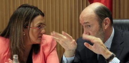 El secretario general del PSOE, Alfredo Pérez Rubalcaba, conversa con la portavoz parlamentaria socialista, Soraya Rodríguez.