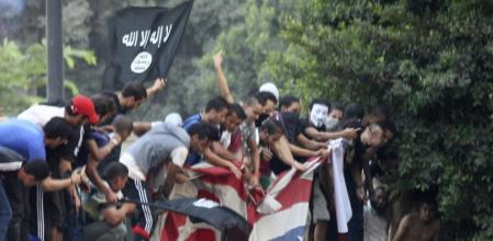 Varios miles de personas, entre ellos salafistas, se congregaron en los alrededores de la embajada y algunos lograron saltar el muro de la Embajada de EE.UU en El Cairo.