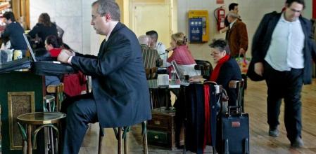 Un pasajero utiliza la wifi en el aeropuerto de El Prat