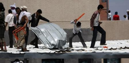 Manifestantes islamistas atacan la embajada de EE.UU. en Saná.