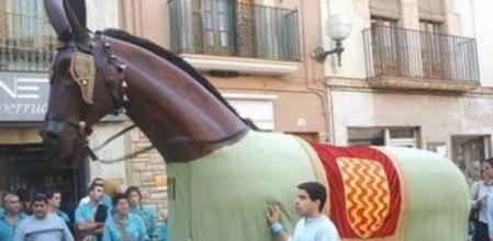 La Mulassa, uno de los elementos festivos protagonistas de estas fiestas de Santa Tecla