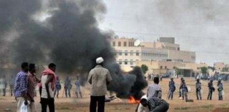 Manifestantes sudaneses encienden neumáticos ante la embajada de EE.UU. en Jartum (Sudán)